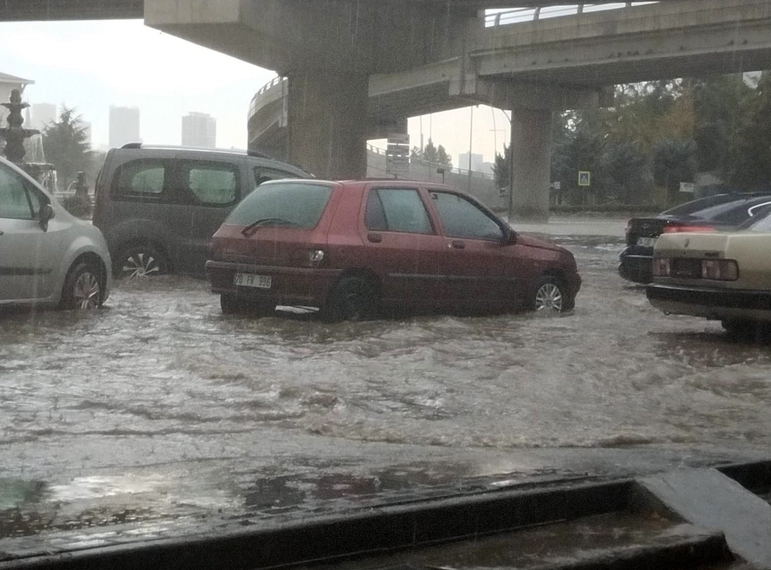 ankarada-etkili-olan-saganak-trafikte-aksamaya-neden-oldu