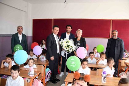 baskan-erkan-aydindan-ogrencilere-ilk-ders-surprizi