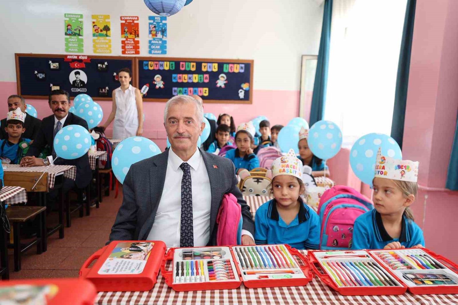baskan-tahmazoglundan-ogrencilere-881-bin-adet-boyama-seti