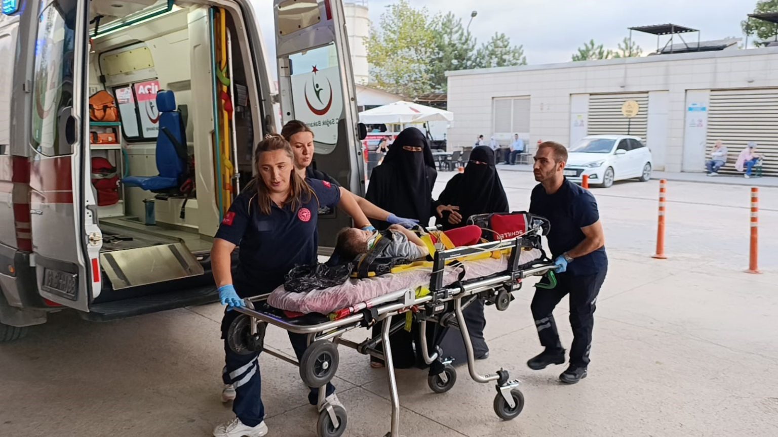 bursada-3-kattan-dusen-cocuk-agir-yaralandi