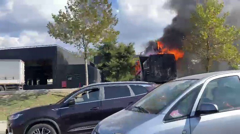 bursada-midye-satisi-yapilan-kamyonet-alev-alev-yandi