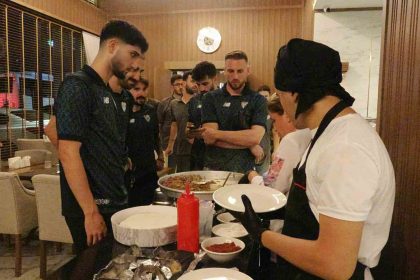 bursasporlu-oyuncular-galibiyeti-tantuni-yiyerek-kutladi