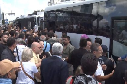 chp-istanbul-il-baskanligi-onundeki-kalabalik-polis-otobusune-saldirdi