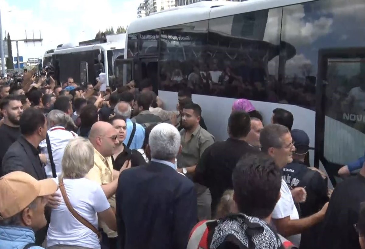 chp-istanbul-il-baskanligi-onundeki-kalabalik-polis-otobusune-saldirdi