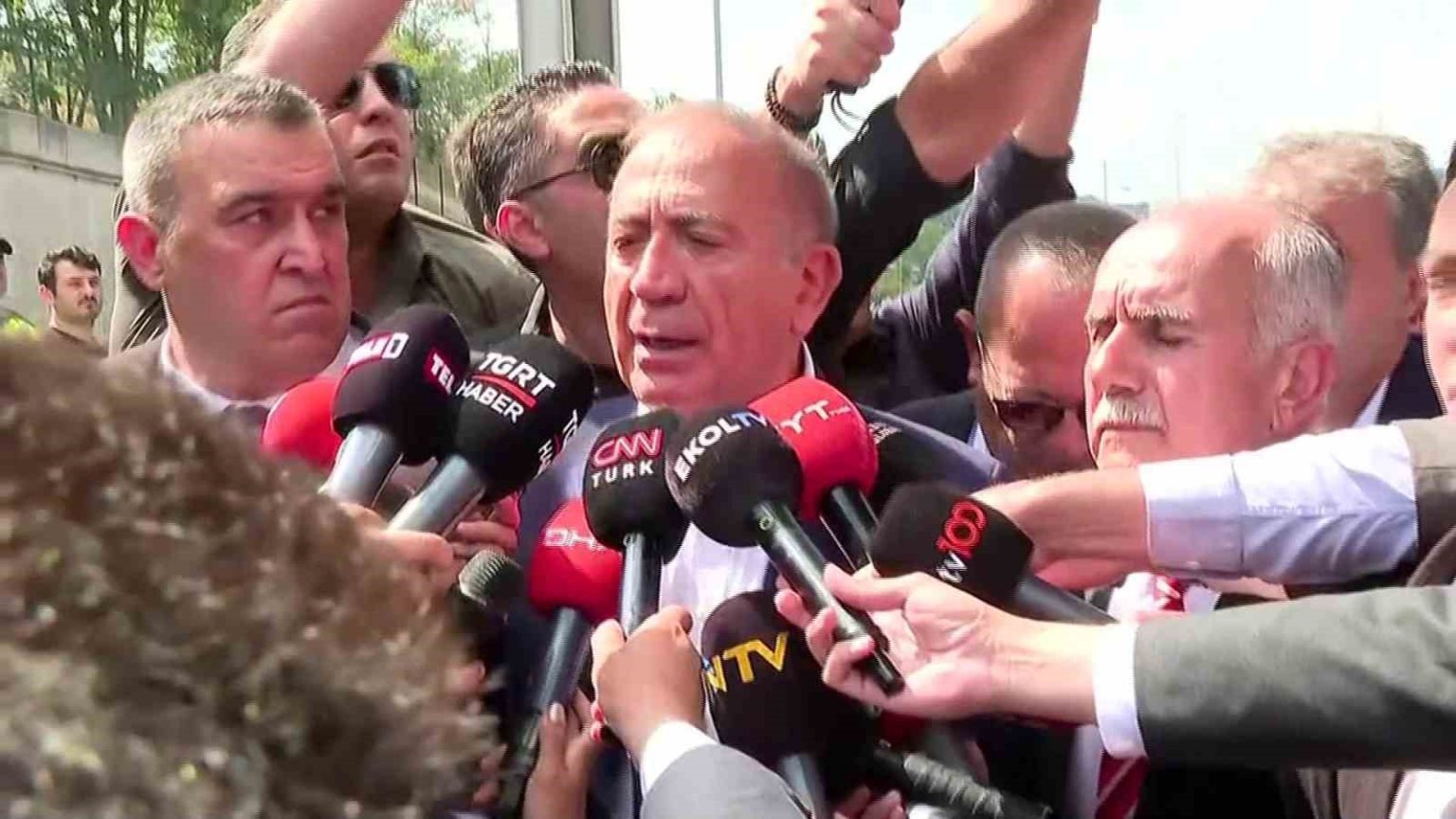 chp-istanbul-il-baskanligina-gelen-gursel-tekine-su-sisesi-firlattilar