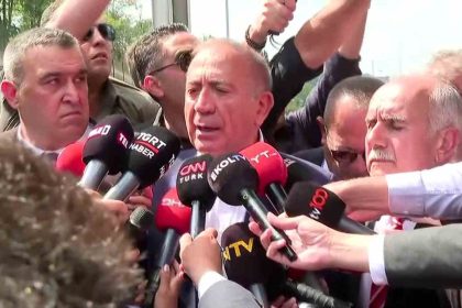 chp-istanbul-il-baskanligina-gelen-gursel-tekine-su-sisesi-firlattilar