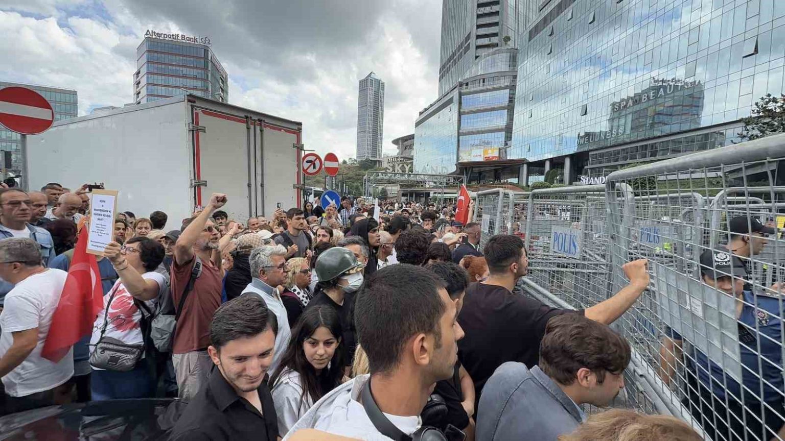 chp-istanbul-il-baskanligindaki-barikati-yikmaya-calisan-kalabaliga-polis-mudahalesi