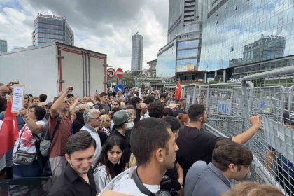 chp-istanbul-il-baskanligindaki-barikati-yikmaya-calisan-kalabaliga-polis-mudahalesi