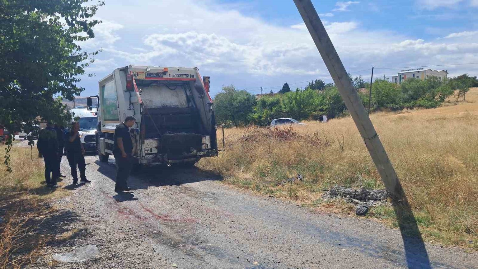 cop-kamyonunun-geri-manevrasi-faciaya-yol-acti-temizlik-gorevlisinin-kolu-koptu