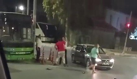 darp-edilen-kadini-halk-otobusu-soforleri-kurtardi
