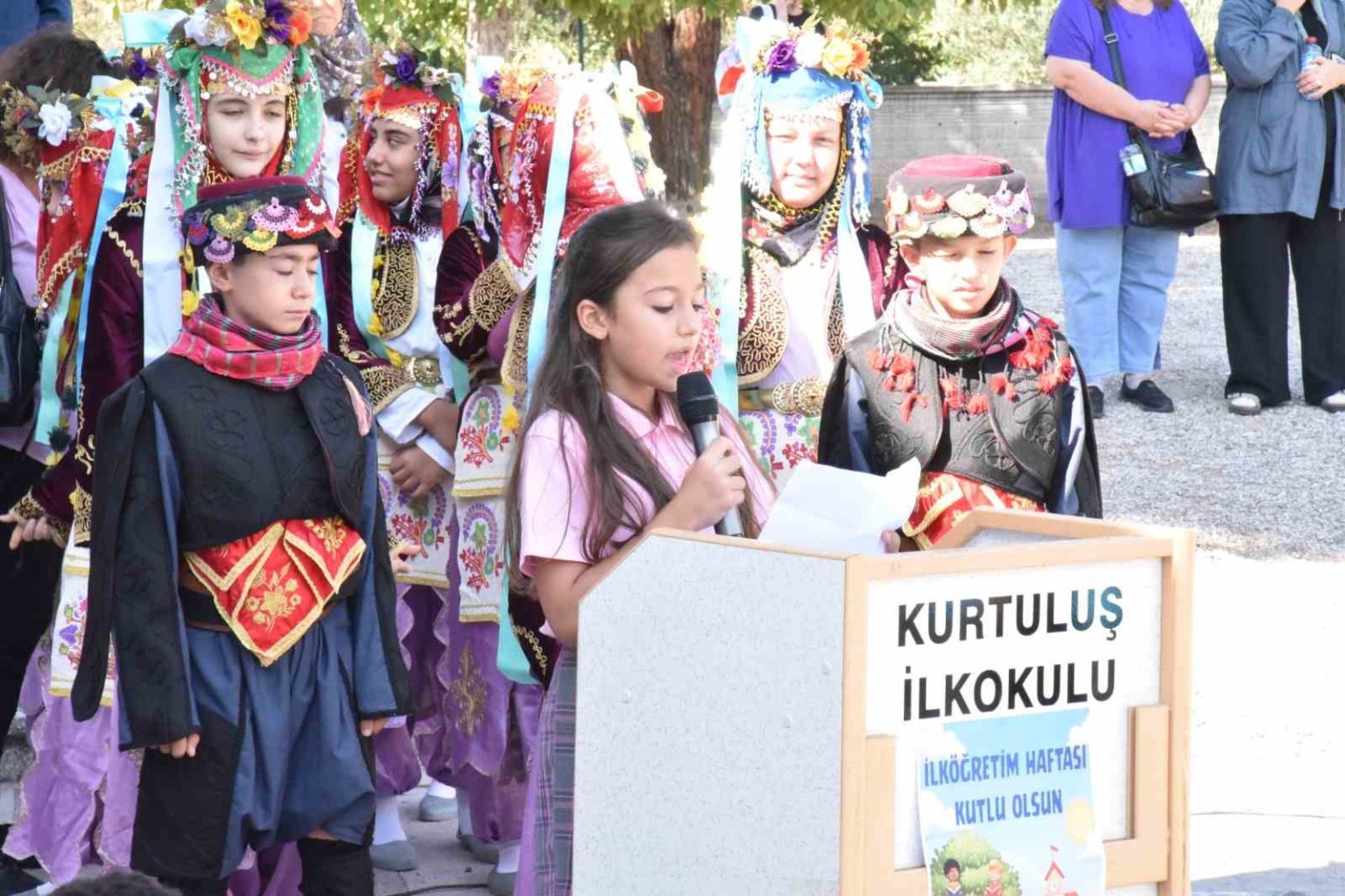 depremin-vurdugu-sindirgida-ilkogretim-haftasi-kutlandi