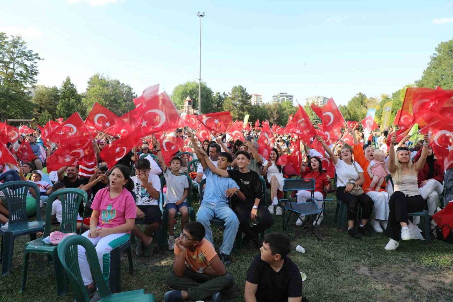 dev-ekranda-milli-mac-heyecani-kocasinanda-yasandi