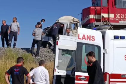 elazigda-tren-kamyonete-carpti-1-yarali
