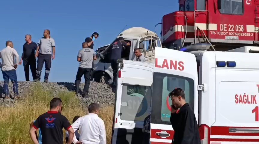 elazigda-tren-kamyonete-carpti-1-yarali