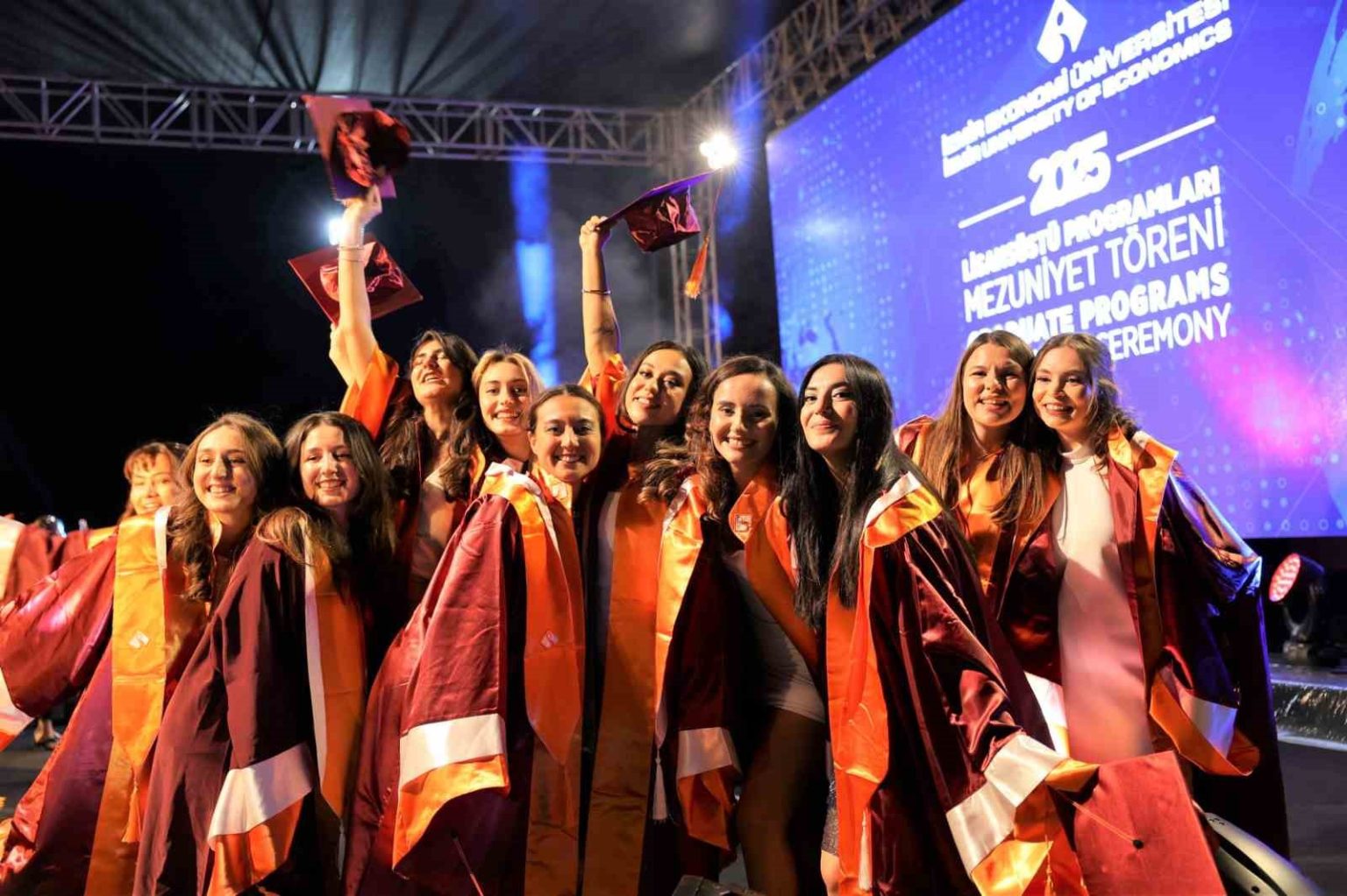 gelecegin-liderleri-diplomalarini-aldi