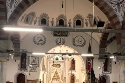 gencler-mevlid-i-nebi-haftasinda-sabah-namazinda-bulustu