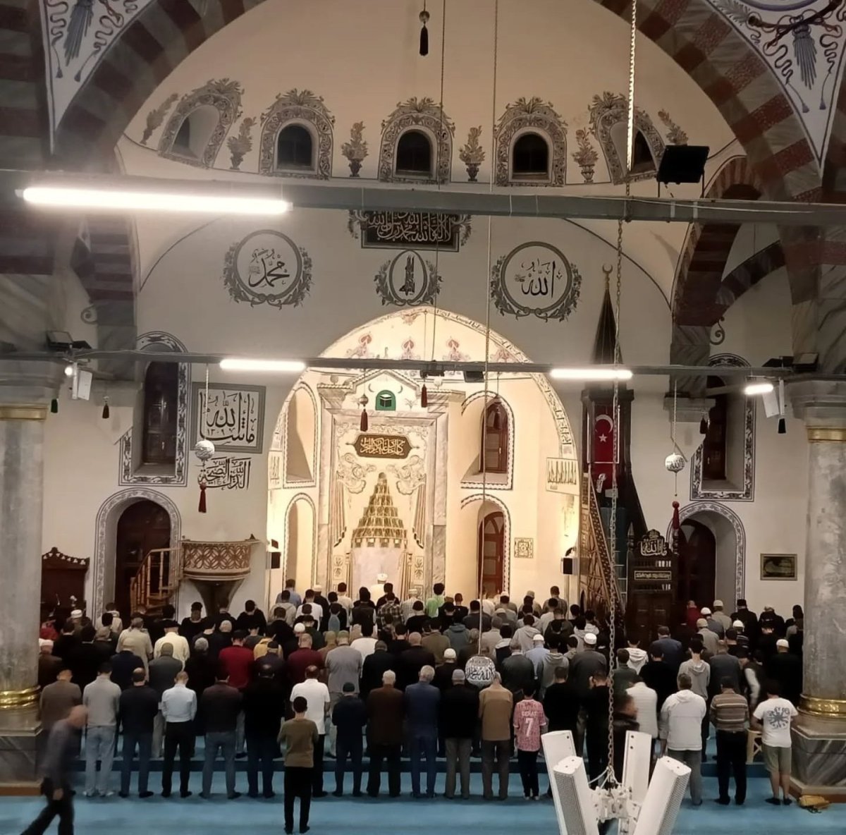 gencler-mevlid-i-nebi-haftasinda-sabah-namazinda-bulustu