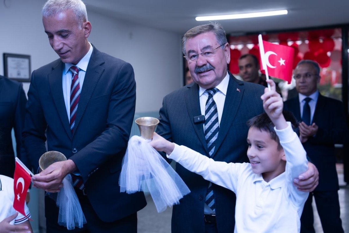 golbasi-belediye-baskani-odabasi-ogrencilerle-ilk-ders-zilini-caldi