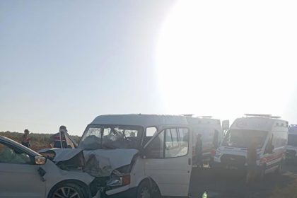 hilvanda-tarim-iscilerini-tasiyan-minibus-ile-otomobil-carpisti-10-yarali