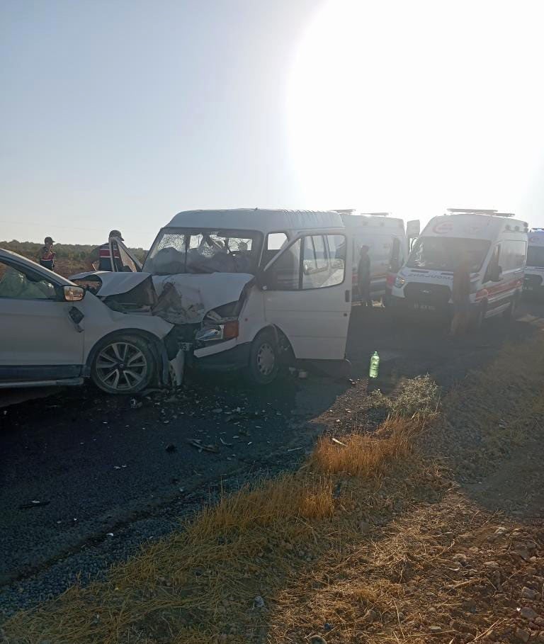 hilvanda-tarim-iscilerini-tasiyan-minibus-ile-otomobil-carpisti-10-yarali