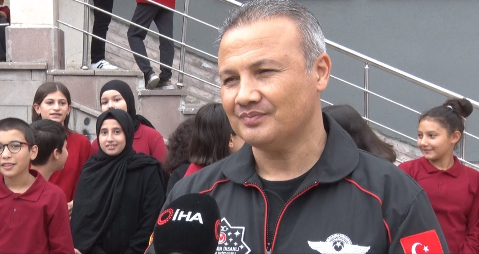 ilk-turk-astronot-alper-gezeravci-ogrencilerle-bir-araya-geldi