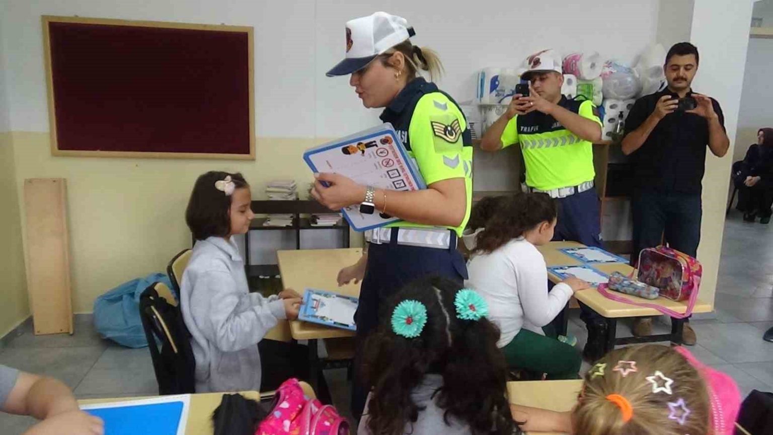 jandarma-sinif-sinif-gezdi-minikleri-bilgilendirdi