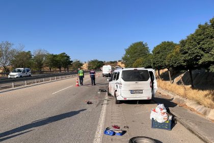 kamyonet-yol-kenarinda-lastik-degistiren-cifte-carpti-2-olu-2-yarali