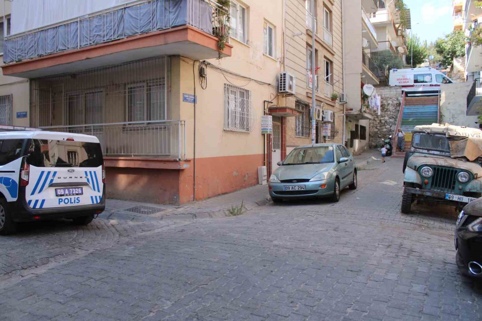 kapinin-onune-koyulan-cop-ekipleri-harekete-gecirdi
