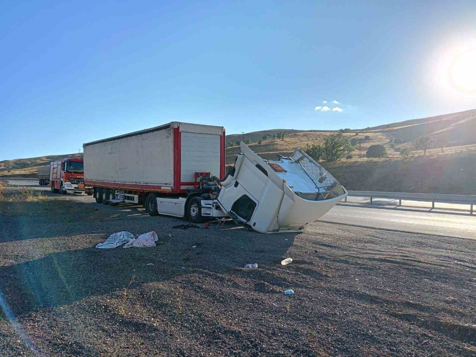 karsi-seride-gecen-tir-devrilerek-ikiye-ayrildi