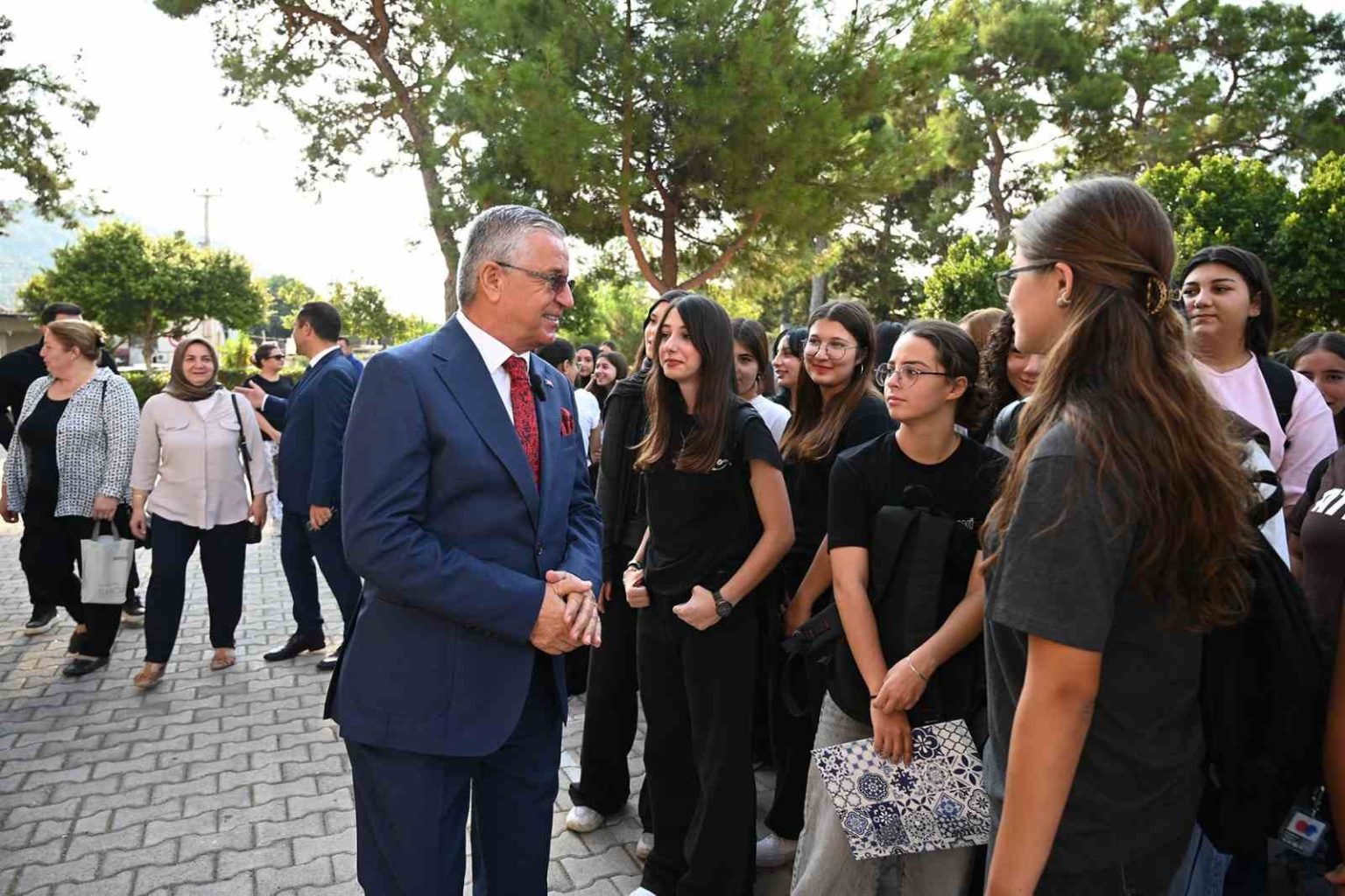 kemerde-ilk-zil-kitap-ve-kirtasiye-hediyesiyle-geldi