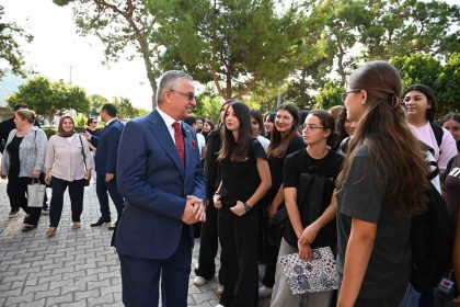 kemerde-ilk-zil-kitap-ve-kirtasiye-hediyesiyle-geldi