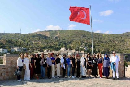 kocaelinin-kadin-muhtarlari-yuzlerce-yillik-tarihi-yapilari-gezdi