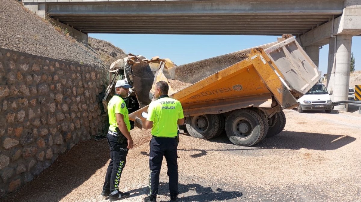malatyada-kontrolden-cikan-hafriyat-kamyonu-istinat-duvarina-carpti-1-olu