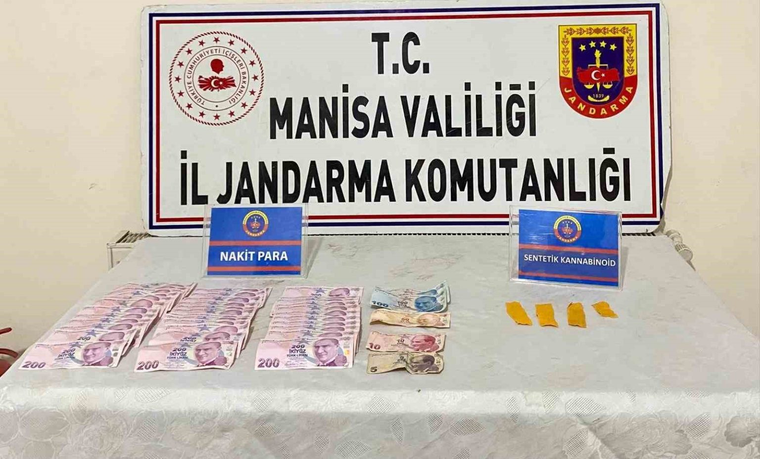 manisada-zehir-tacirlerine-gecit-yok-64-kok-kenevir-335-gram-esrar-ele-gecirildi