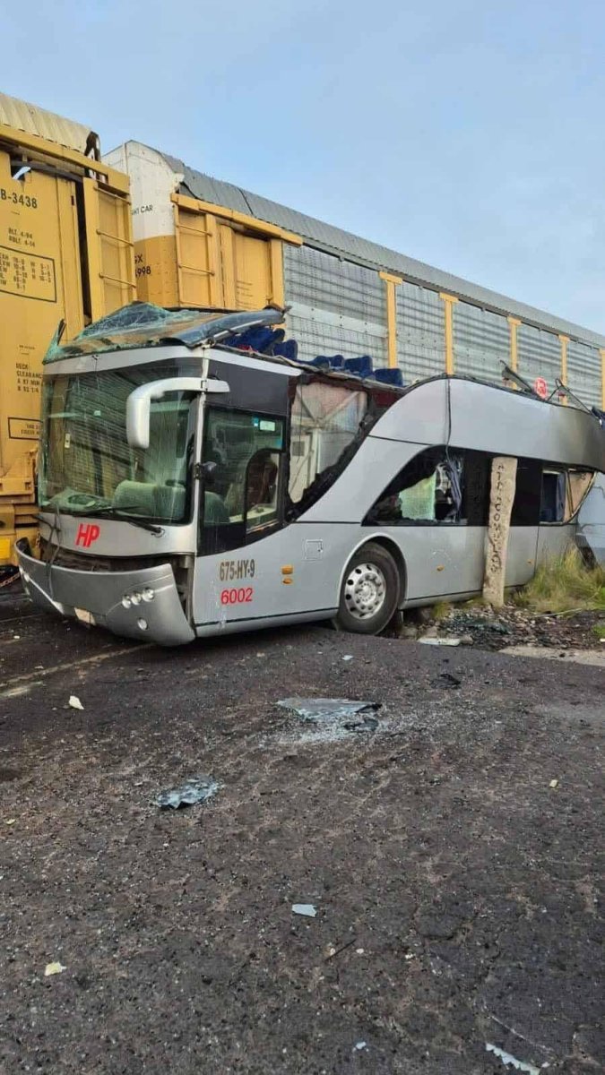 meksikada-tren-yolcu-otobusune-carpti-8-olu-45-yarali