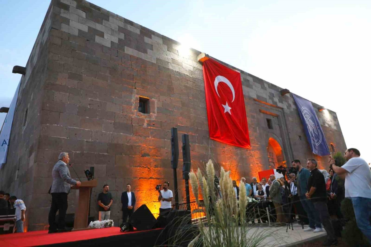 melikgazi-belediyesinin-kumastan-hikayeler-sergisi-unutulmaz-anlara-taniklik-etti