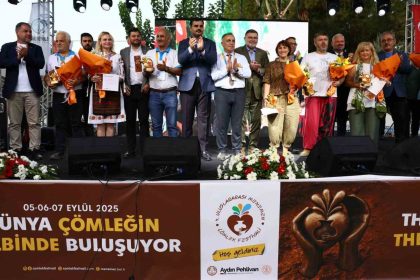 menemen-belediyesi-uluslarasi-comlek-festivaline-muhtesem-final