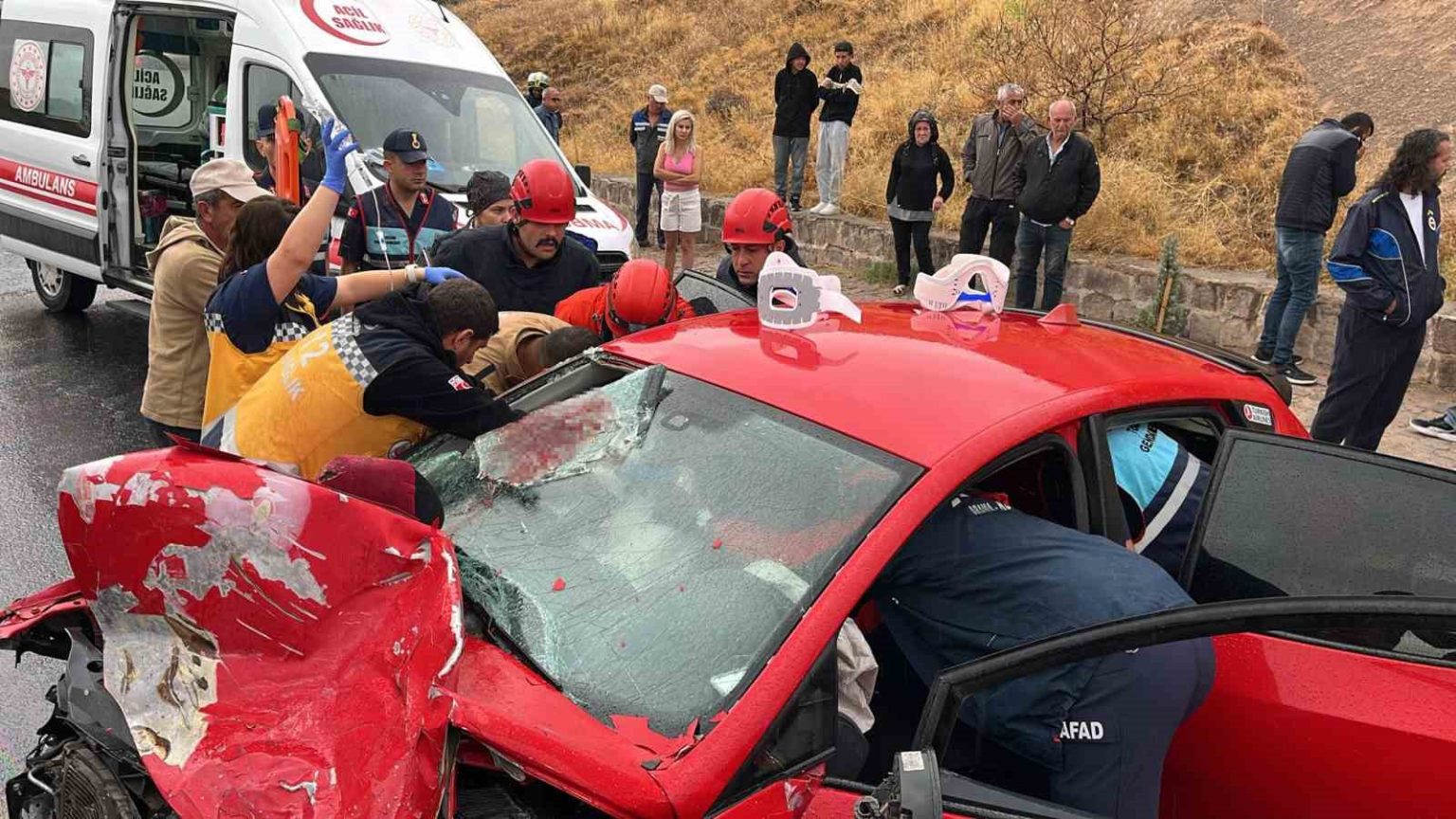 minibus-ile-otomobil-kafa-kafaya-carpisti-1i-agir-6-yarali