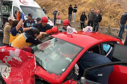 minibus-ile-otomobil-kafa-kafaya-carpisti-1i-agir-6-yarali