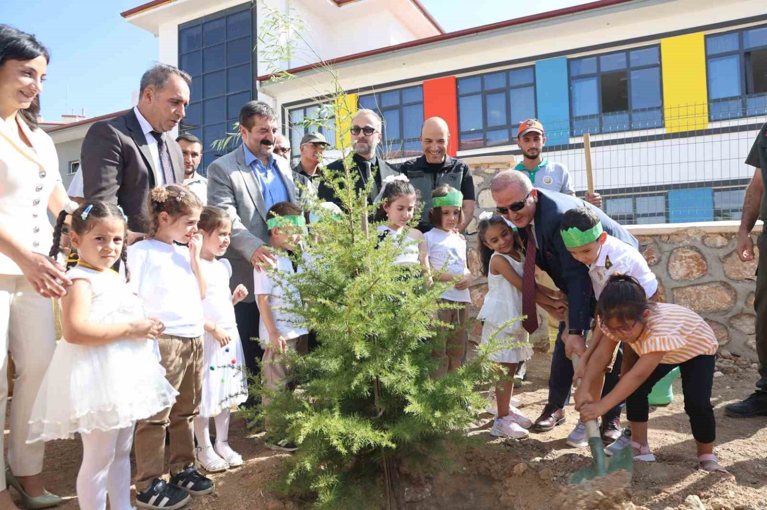 minik-ogrenciler-fidan-dikerek-okula-basladi
