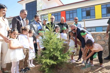 minik-ogrenciler-fidan-dikerek-okula-basladi