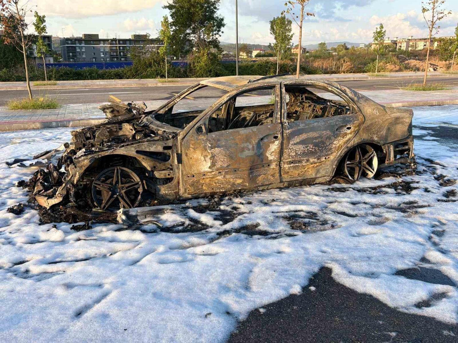 motor-arizasi-veren-yabanci-plakali-aracini-gumrukten-geciremeyince-yakti