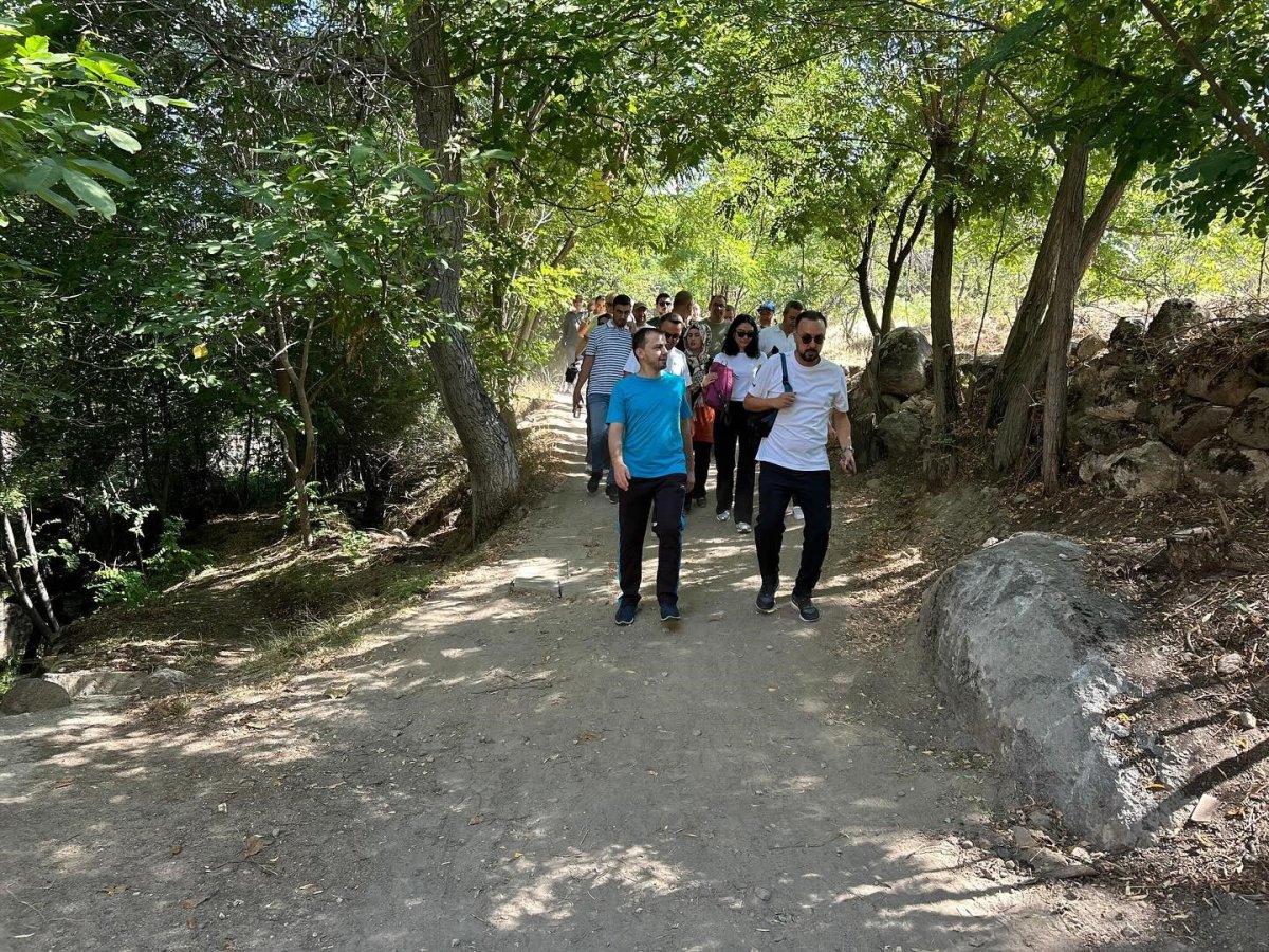 nigdede-halk-sagligi-haftasi-etkinlikleri-kapsaminda-doga-yuruyusu