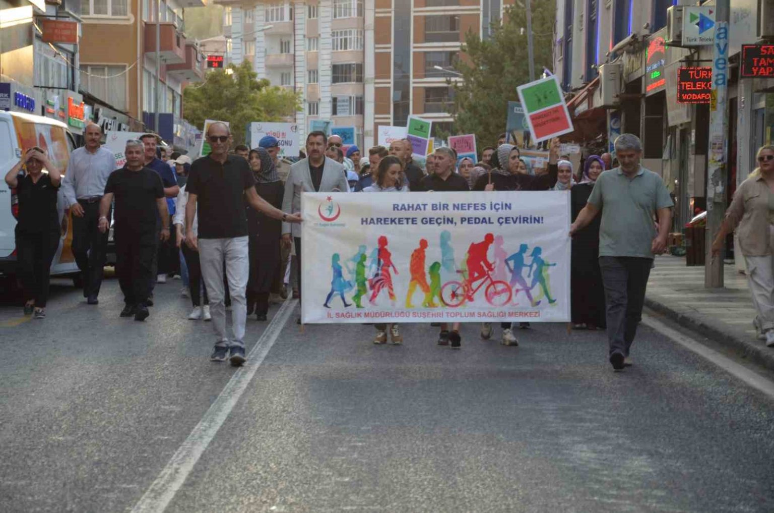 obeziteye-dikkat-cekmek-icin-yuruyus-yapip-halay-cektiler