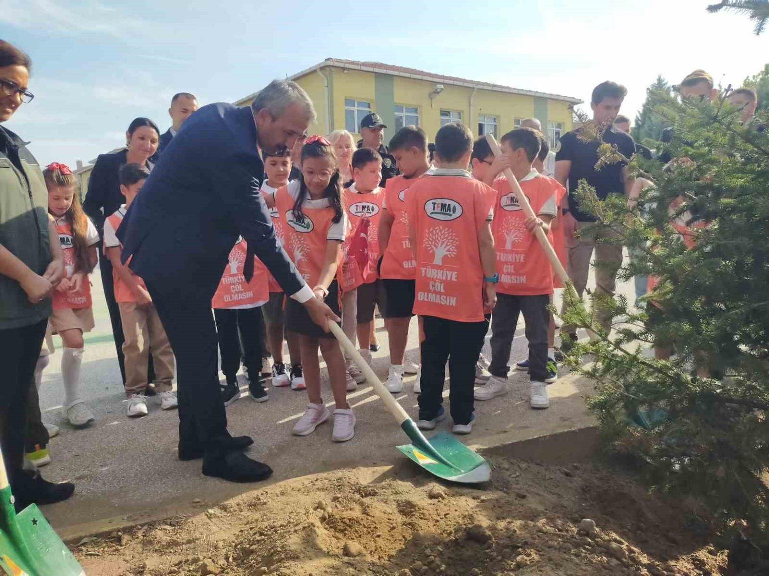 ogrenciler-fidan-dikerek-derse-basladi
