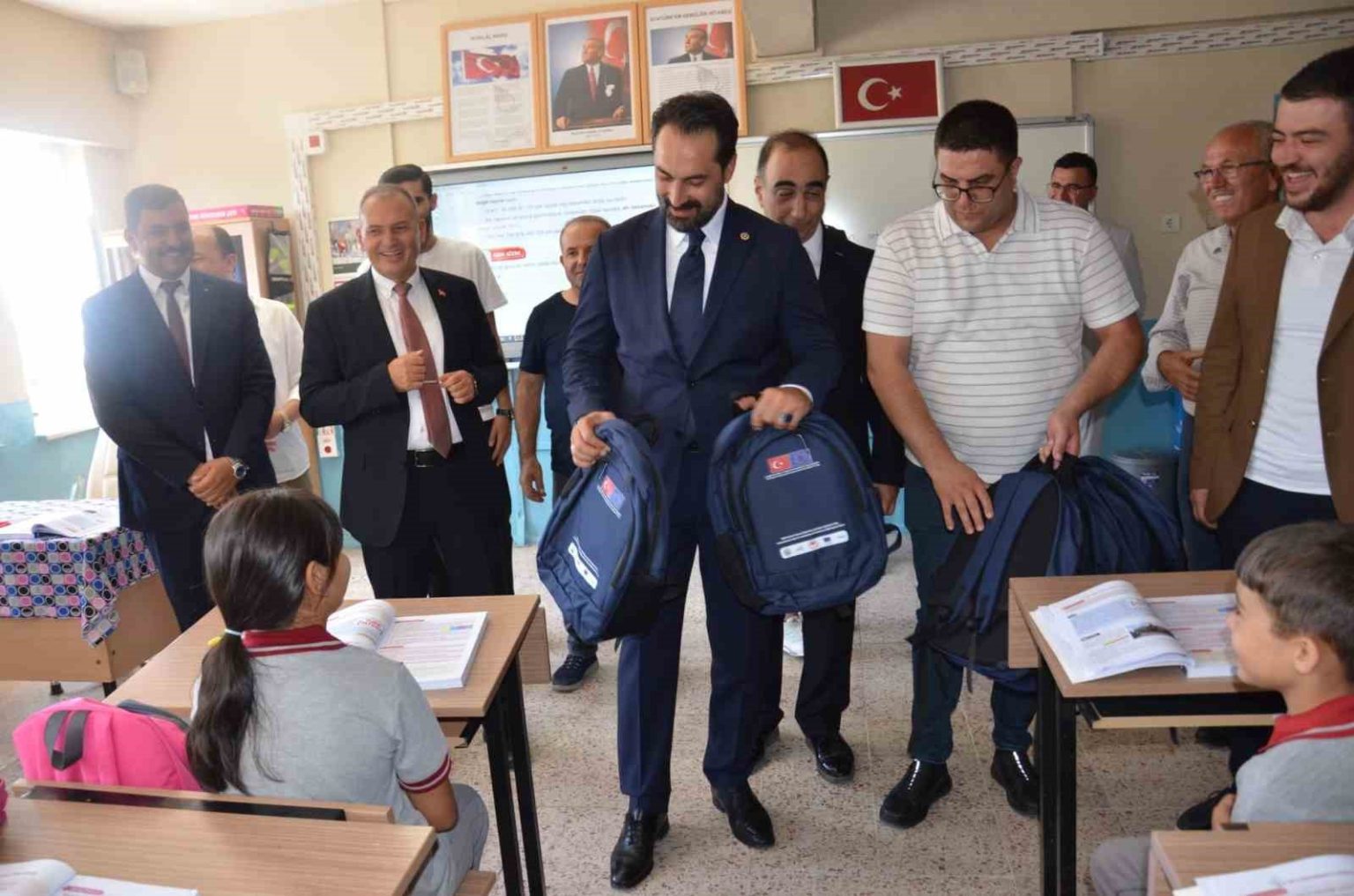 ogrencilere-okulun-ilk-gununde-canta-surprizi