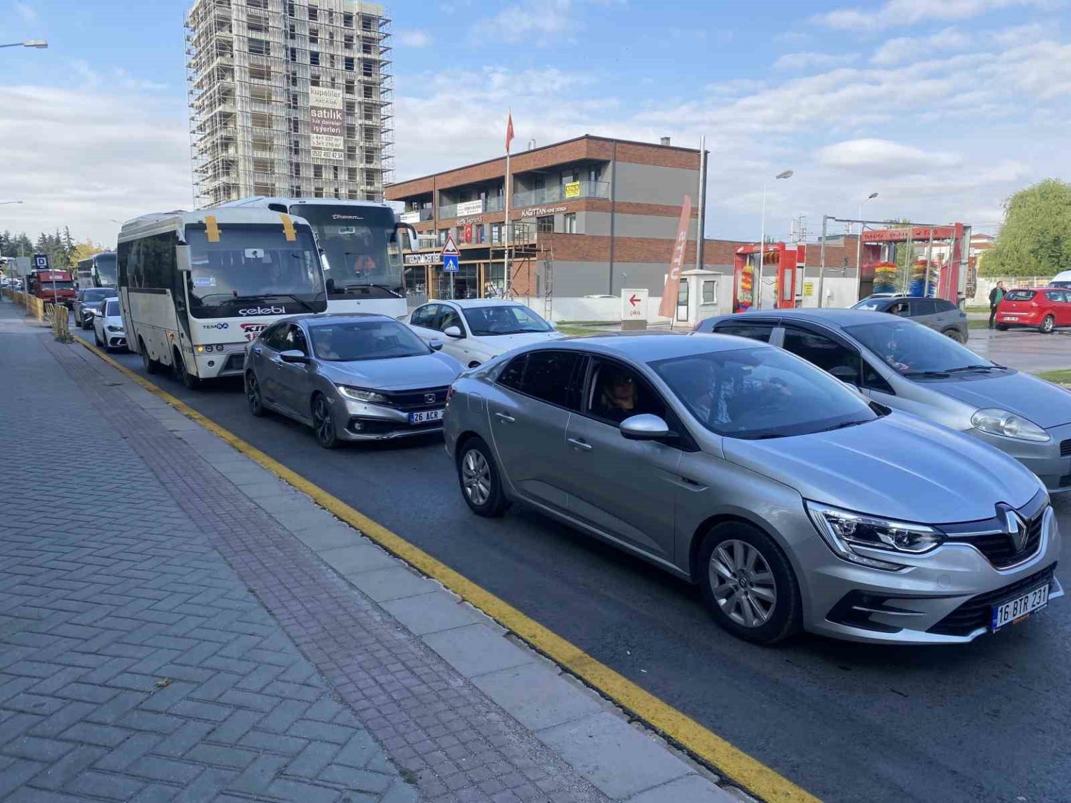 okulun-ilk-gunu-uzun-arac-kuyruklari-olustu