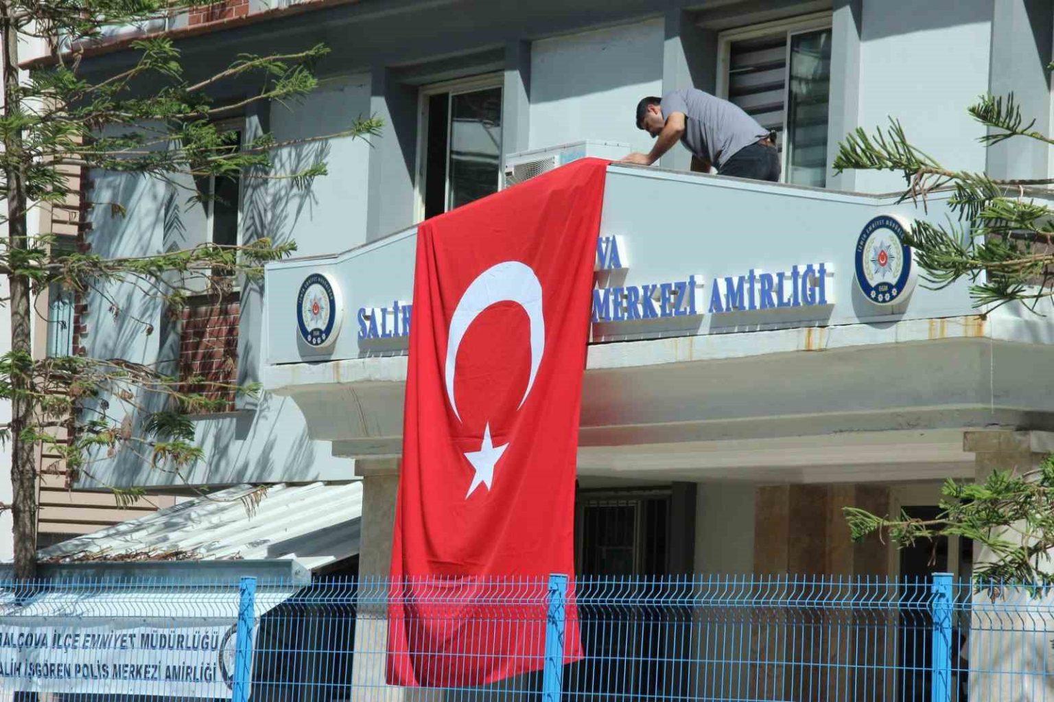 saldirinin-oldugu-sokak-turk-bayraklariyla-donatildi