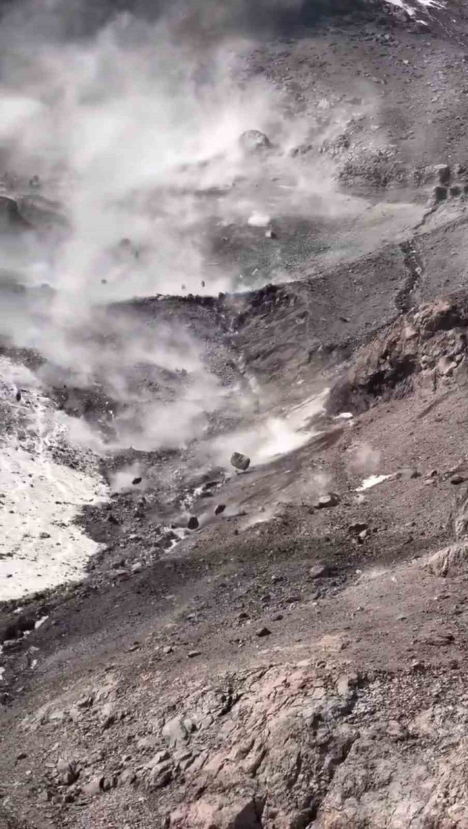 sicak-hava-agri-dagini-harekete-gecirdi-kayalar-pes-pese-dustu