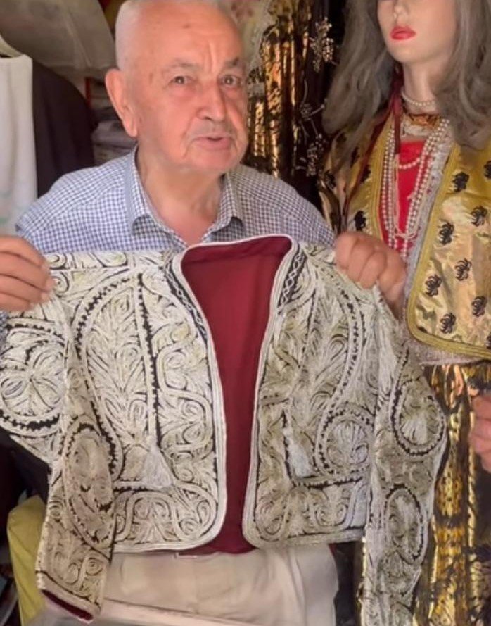 simli-gumus-iplikle-islenen-nadide-bir-giysi-sarka